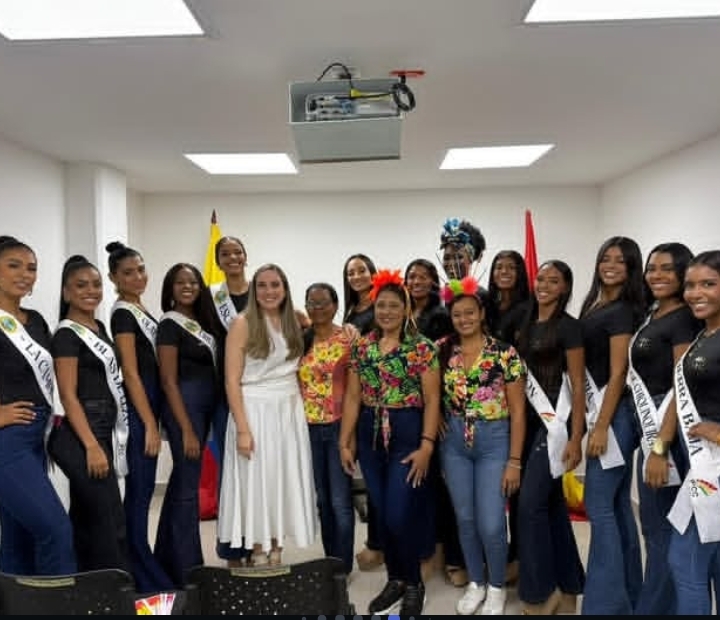 VISITA DE LA CANDIDATAS AL REINADO DE LA INDEPENDENCIA   